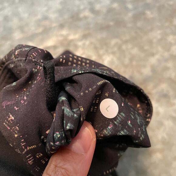 Lululemon T.H.E. Linerless Shorts Mens Large Multicolor AOP Black Athleisure - Picture 4 of 9